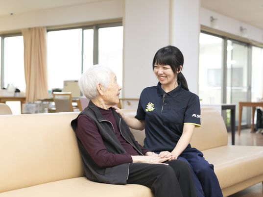 明るいラウンジでの会話