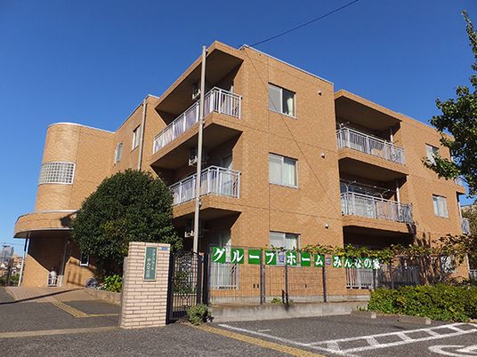 明るい日差しの外観