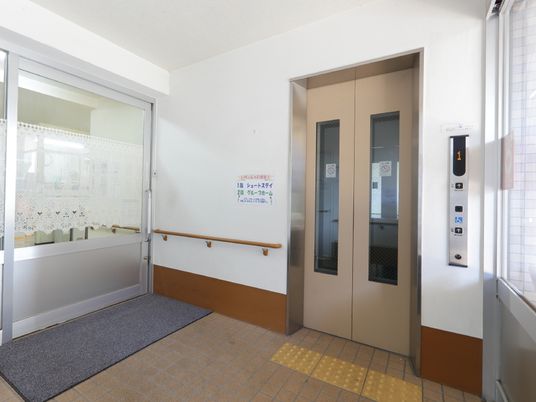エレベーター前の通路