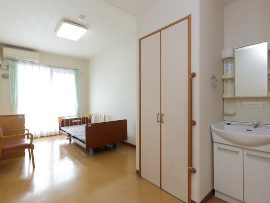 明るい洋室の一角
