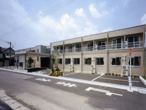 明るく開放的な建物外観