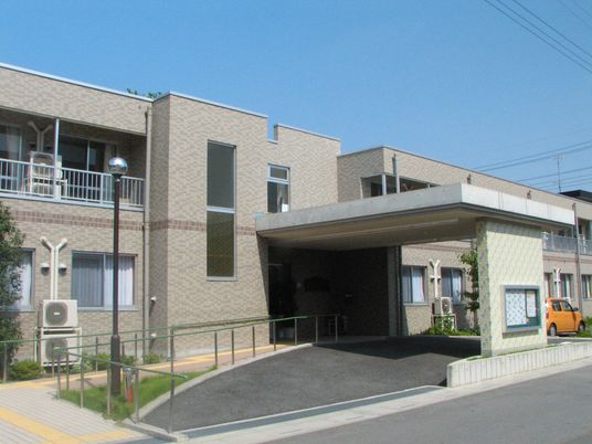 明るい施設の外観