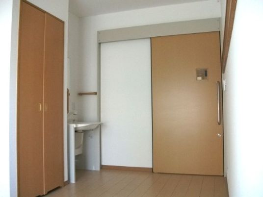 居室のドアと洗面台