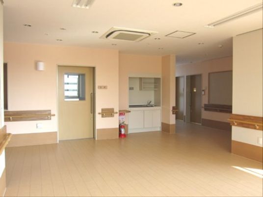 広々とした明るい居室