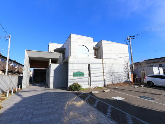 明るい日差しのエントランス