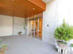 明るいエントランスの光景