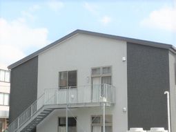 施設の外観とバルコニー