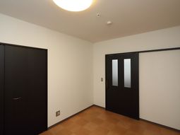 シンプルな居室の角