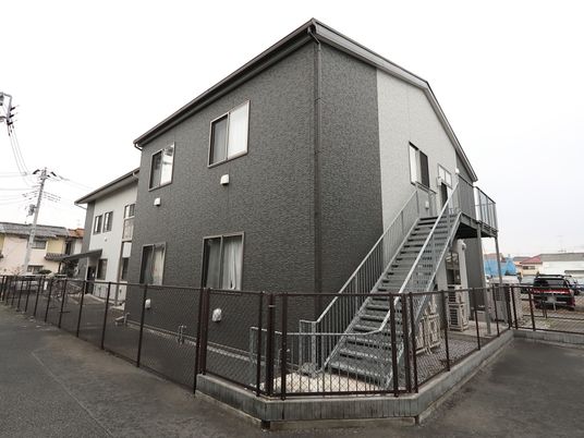 二階建て施設の外観