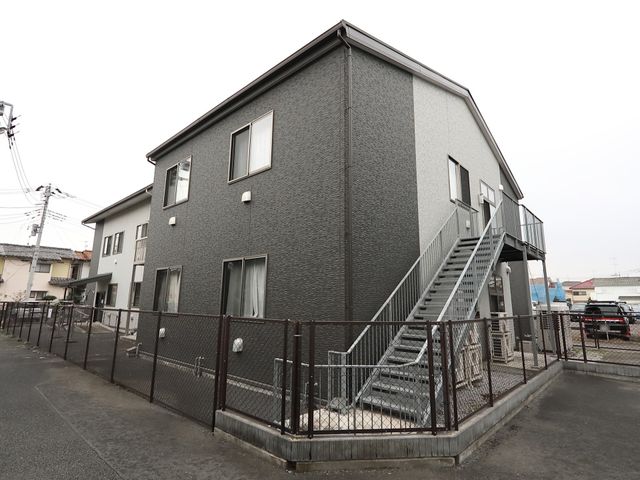 二階建て施設の外観 外観 整備された周囲の駐車場と共に、二階建ての建物がしっかりとした構造で立っており、安心して働ける環境が整っています。