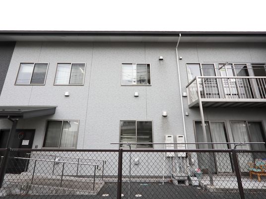 灰色の建物外観