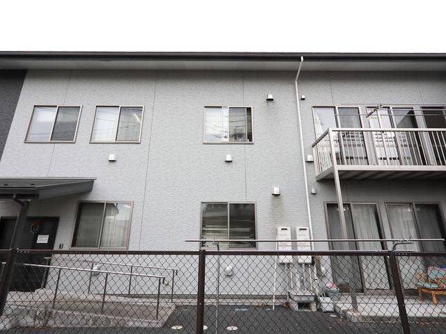 灰色の建物外観 外観 シンプルな造りの建物で、清潔感があります。周囲には開放感を与えるスペースが確保されており、落ち着いた環境をご提供しています。