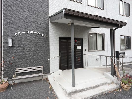 グレー壁のエントランス