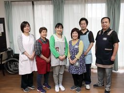 元気なスタッフの集合写真