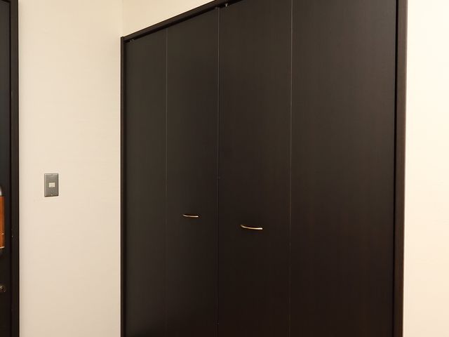 シンプルなクローゼット 収納 スライド式の扉を備えた広々としたクローゼットです。荷物の出し入れがしやすく、実用的な設計になっております。