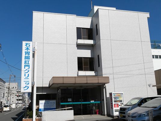 白い外壁の建物外観  