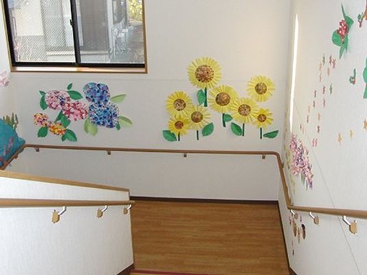 廊下の壁に花の装飾