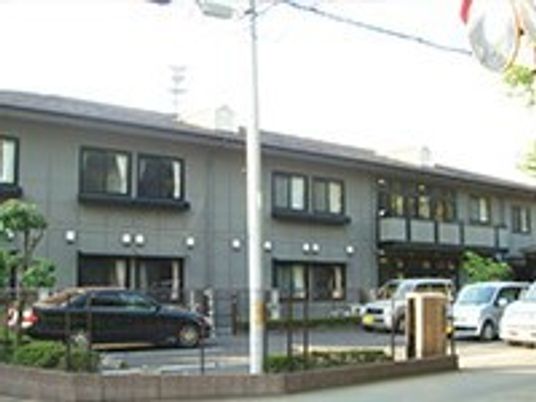 落ち着いた外観の建物