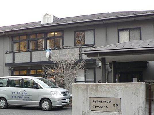 静かな外観の建物
