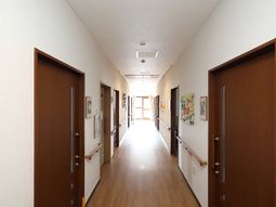 明るい廊下とアート