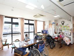 明るい居間の様子