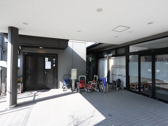  明るいエントランスと車椅子  