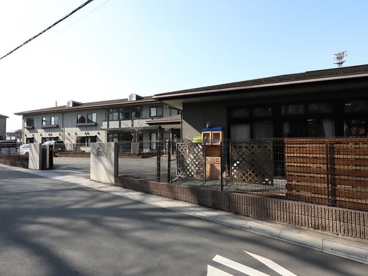  庭付き一軒家風施設外観  