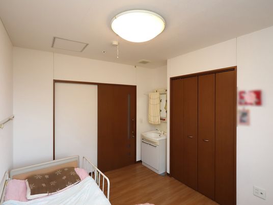  シンプルな個室の内観  