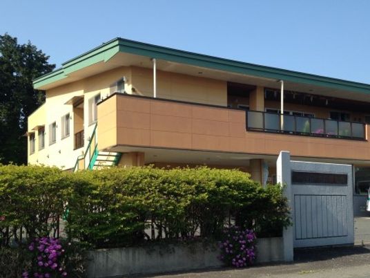 落ち着いた外観の建物