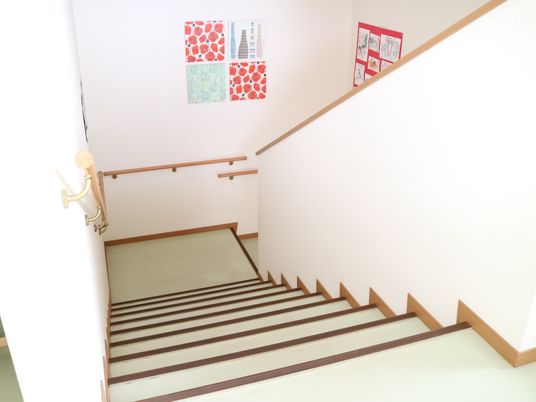 手すり付き階段と掲示物