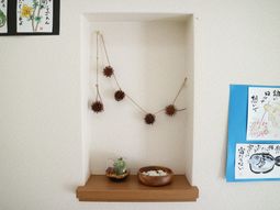 壁飾りと掲示物のある角