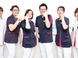 笑顔のスタッフが並ぶスタッフイメージ  