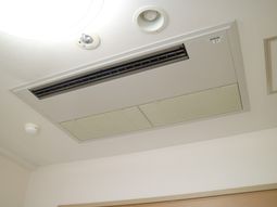 天井のエアコン機器