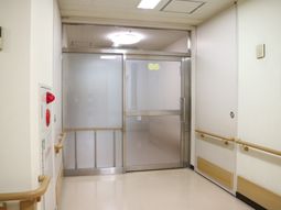 清潔な廊下と自動ドア