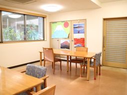 多目的室のテーブルと椅子