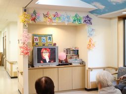 多彩な折り鶴の飾り付け