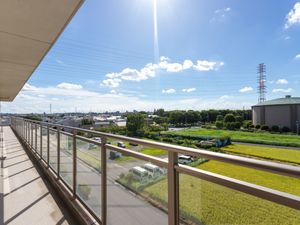 広々とした明るいバルコニー