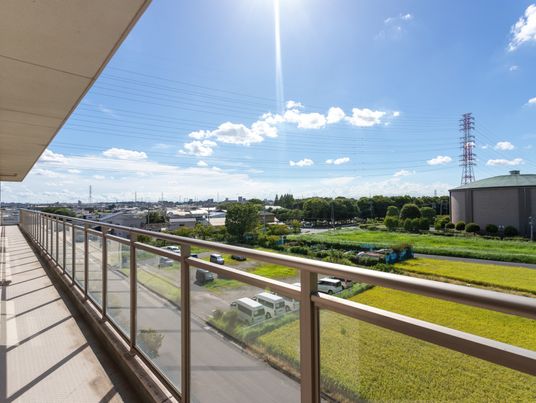 広々とした明るいバルコニー