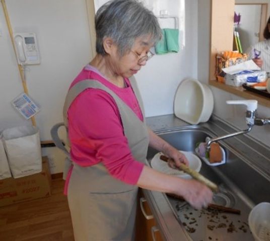 キッチンで作業する人