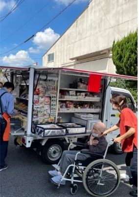 移動販売車と利用者