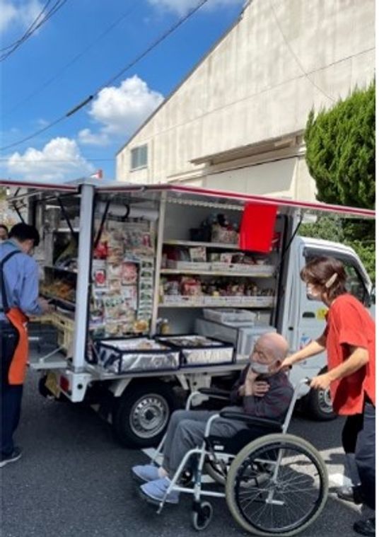 移動販売車と利用者