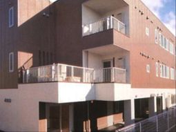 明るい外観の施設