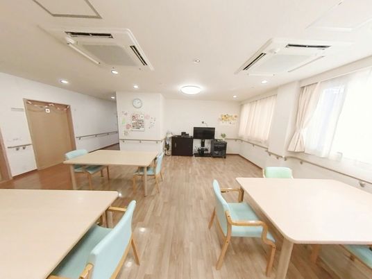 ゆったりとした共有ダイニング