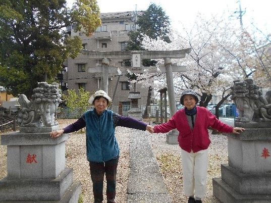 神社の鳥居と笑顔の方々