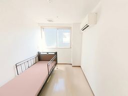 明るい個室の居室