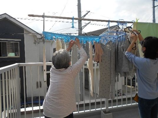 洗濯物を干す人々