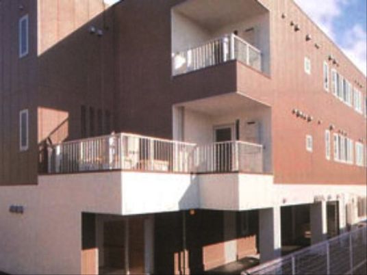 多階層のモダンな建物