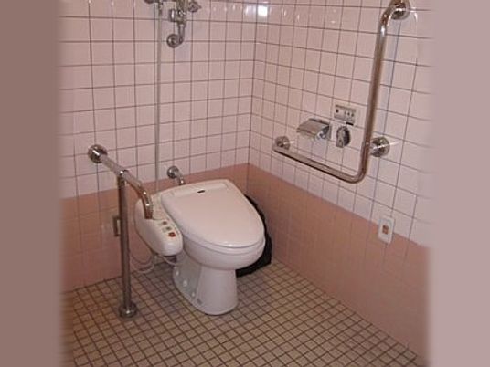 手すり付き個室トイレ  