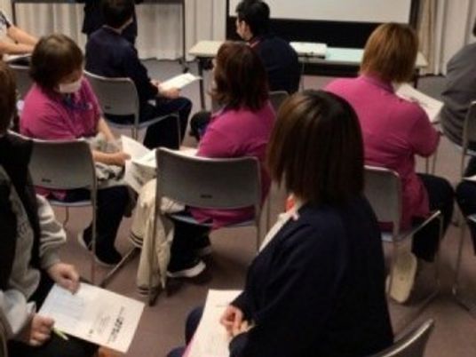 研修中の職員が座る多目的室  