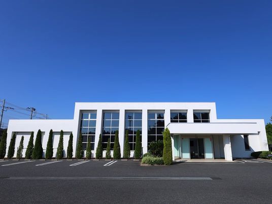 白い建物の外観  